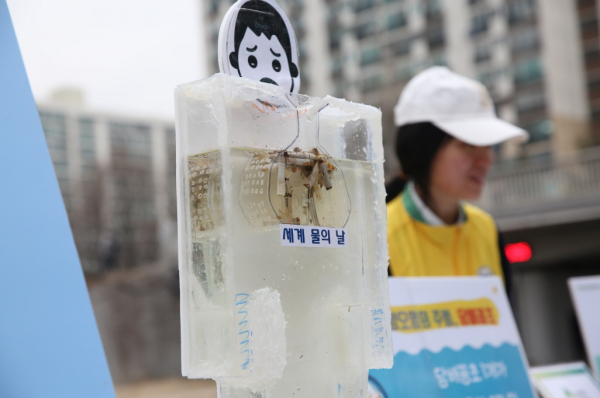 세계 물의 날을 맞아 담배꽁초로 인한 해양오염과 물의 소중함에 대한 캠페인을 펼치고 있다. (사진=신천지자원봉사단 서울동부지부)